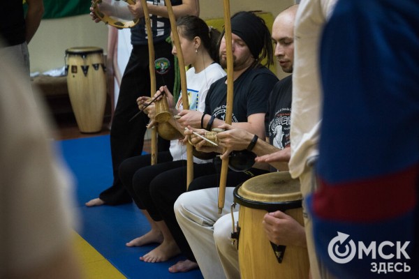Красота капоэйры. В Омске спортсмены сразились в бесконтактном бою Красота капоэйры. В Омске спортсмены сразились в бесконтактном бою