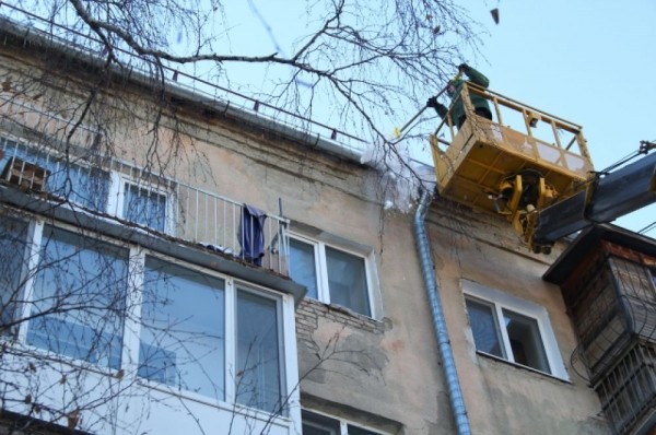 В Омске каждый день проходят рейды по выявлению опасных сосулек и наледи