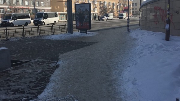 Омичи устроили дворник-челлендж дорожникам из мэрии 