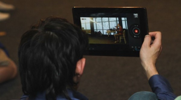 На благотворительном «Компоте» гости слушали музыку, пили чай и ходили босиком