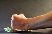 Маму омского «мальчика на гречке» могут лишить родительских прав