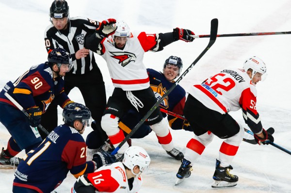 "Авангард" уступил в третьем матче подряд