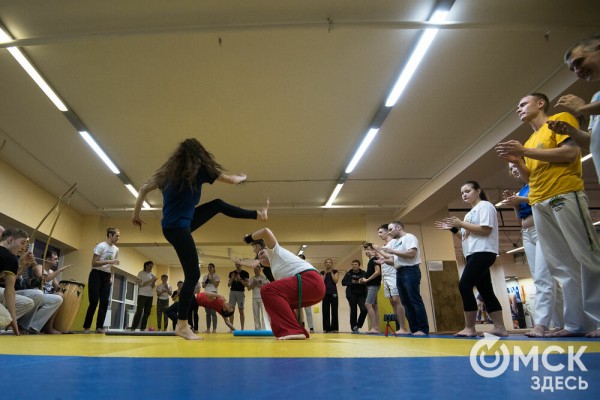 Красота капоэйры. В Омске спортсмены сразились в бесконтактном бою Красота капоэйры. В Омске спортсмены сразились в бесконтактном бою