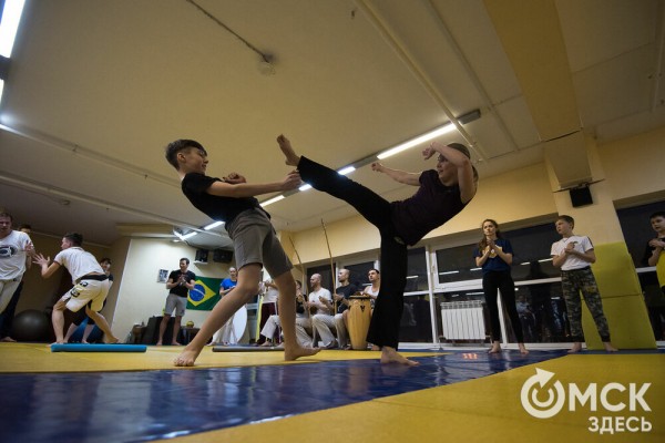 Красота капоэйры. В Омске спортсмены сразились в бесконтактном бою Красота капоэйры. В Омске спортсмены сразились в бесконтактном бою