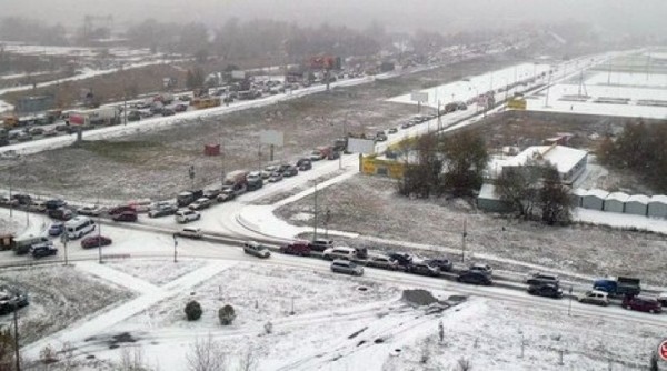 Десятибалльные пробки привели к 6-километровым заторам на омских дорогах
