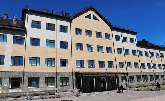 Ночные очереди и фиктивные прописки. Чего стоит отдать ребенка в первый класс 