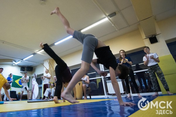 Красота капоэйры. В Омске спортсмены сразились в бесконтактном бою Красота капоэйры. В Омске спортсмены сразились в бесконтактном бою