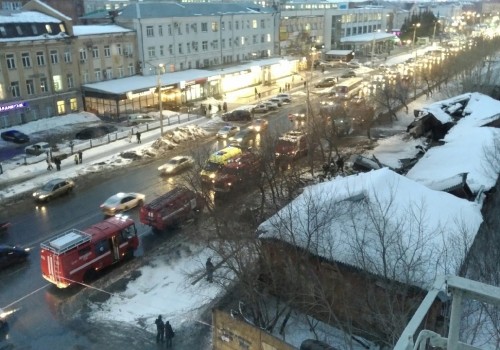 Склады возле «Атлантиды» обрушились на тротуар