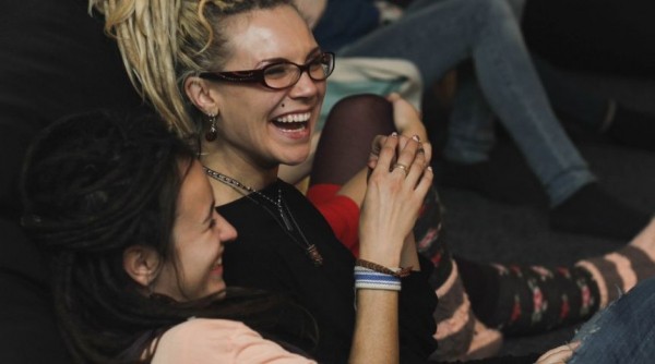 На благотворительном «Компоте» гости слушали музыку, пили чай и ходили босиком