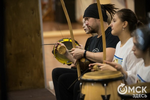Красота капоэйры. В Омске спортсмены сразились в бесконтактном бою Красота капоэйры. В Омске спортсмены сразились в бесконтактном бою