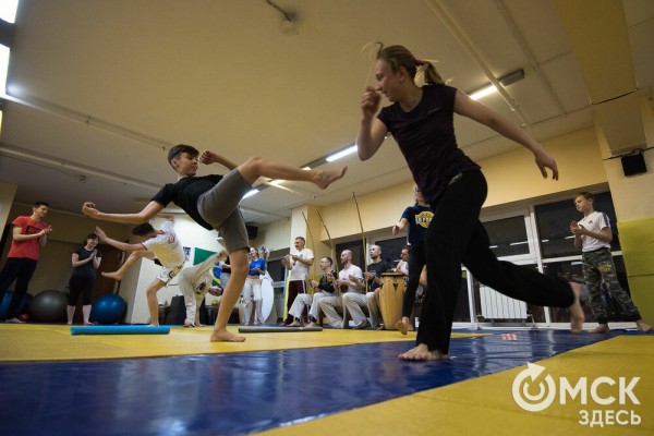 Красота капоэйры. В Омске спортсмены сразились в бесконтактном бою Красота капоэйры. В Омске спортсмены сразились в бесконтактном бою