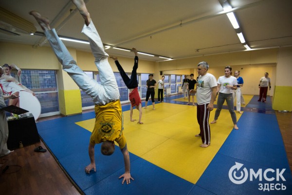 Красота капоэйры. В Омске спортсмены сразились в бесконтактном бою Красота капоэйры. В Омске спортсмены сразились в бесконтактном бою