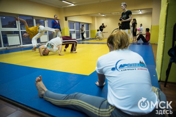 Красота капоэйры. В Омске спортсмены сразились в бесконтактном бою Красота капоэйры. В Омске спортсмены сразились в бесконтактном бою