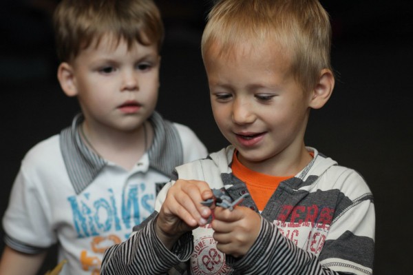 На благотворительном «Компоте» гости слушали музыку, пили чай и ходили босиком