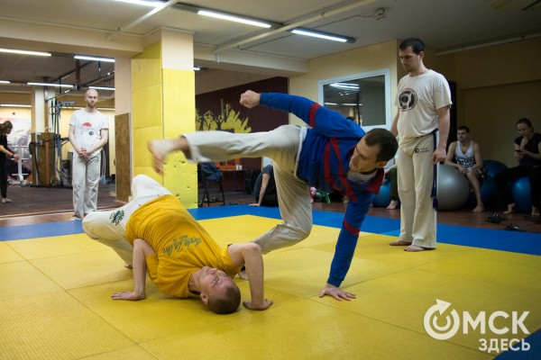 Красота капоэйры. В Омске спортсмены сразились в бесконтактном бою Красота капоэйры. В Омске спортсмены сразились в бесконтактном бою