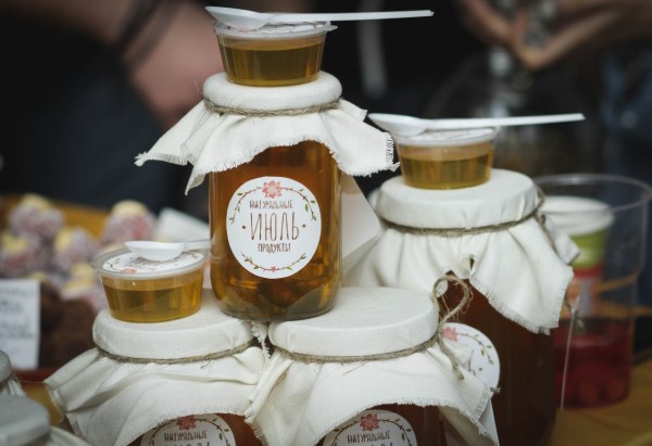 На благотворительном «Компоте» гости слушали музыку, пили чай и ходили босиком