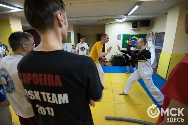 Красота капоэйры. В Омске спортсмены сразились в бесконтактном бою Красота капоэйры. В Омске спортсмены сразились в бесконтактном бою