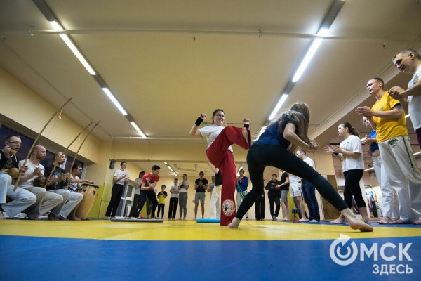 Красота капоэйры. В Омске спортсмены сразились в бесконтактном бою Красота капоэйры. В Омске спортсмены сразились в бесконтактном бою