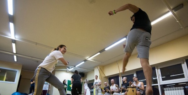 Красота капоэйры. В Омске спортсмены сразились в бесконтактном бою Красота капоэйры. В Омске спортсмены сразились в бесконтактном бою