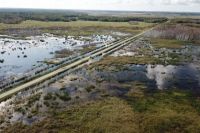 Омские дорожники вывозят снег из вероятных зон весеннего подтопления