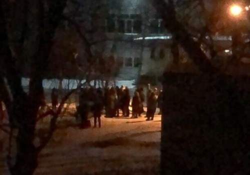 Родители будущих омских одноклассников дежурят под школой с ночи