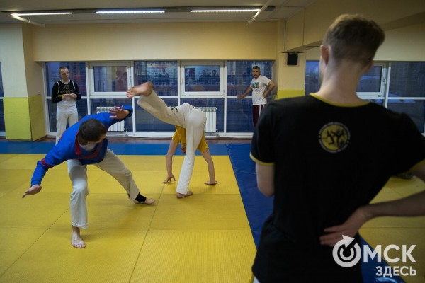 Красота капоэйры. В Омске спортсмены сразились в бесконтактном бою Красота капоэйры. В Омске спортсмены сразились в бесконтактном бою