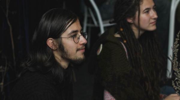 На благотворительном «Компоте» гости слушали музыку, пили чай и ходили босиком