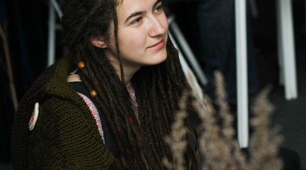 На благотворительном «Компоте» гости слушали музыку, пили чай и ходили босиком