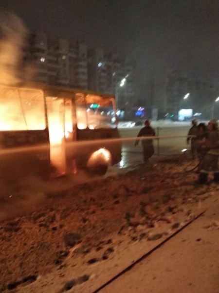 В Омске на дороге полностью сгорела "Газель" и вспыхнул пассажирский автобус