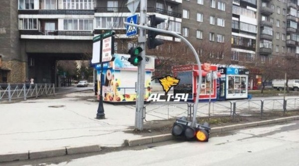 В Новосибирске ураган снес светофоры и заставил кошку летать