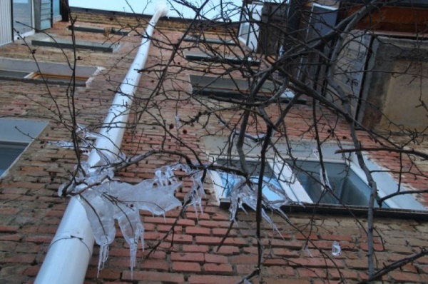 Мэрия штрафует управляющие компании за наледь и сосульки на крышах