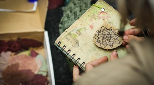 На благотворительном «Компоте» гости слушали музыку, пили чай и ходили босиком