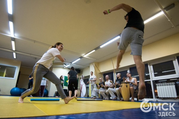 Красота капоэйры. В Омске спортсмены сразились в бесконтактном бою Красота капоэйры. В Омске спортсмены сразились в бесконтактном бою
