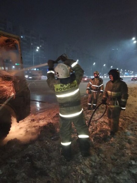 В Омске на дороге полностью сгорела "Газель" и вспыхнул пассажирский автобус