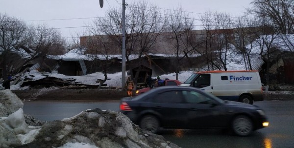 В центре Омска обрушилась часть армейских складов