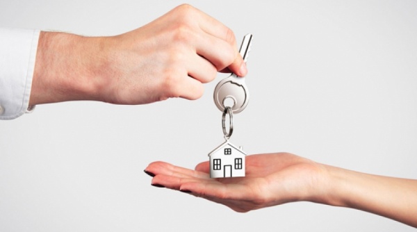 Чиновницу в Омской области судят по обвинению в раздаче квартир сельчанам