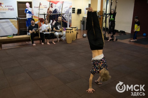 Красота капоэйры. В Омске спортсмены сразились в бесконтактном бою Красота капоэйры. В Омске спортсмены сразились в бесконтактном бою