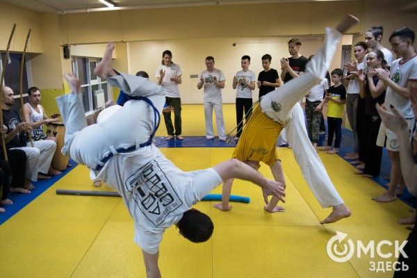 Красота капоэйры. В Омске спортсмены сразились в бесконтактном бою Красота капоэйры. В Омске спортсмены сразились в бесконтактном бою