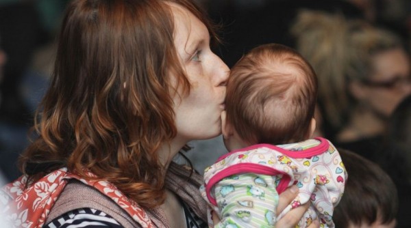 На благотворительном «Компоте» гости слушали музыку, пили чай и ходили босиком