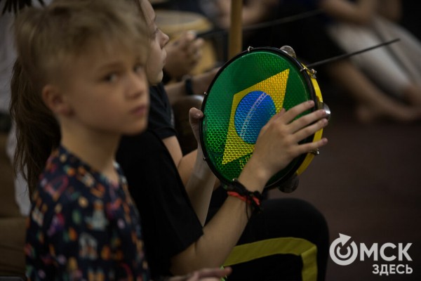 Красота капоэйры. В Омске спортсмены сразились в бесконтактном бою Красота капоэйры. В Омске спортсмены сразились в бесконтактном бою