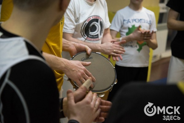 Красота капоэйры. В Омске спортсмены сразились в бесконтактном бою Красота капоэйры. В Омске спортсмены сразились в бесконтактном бою