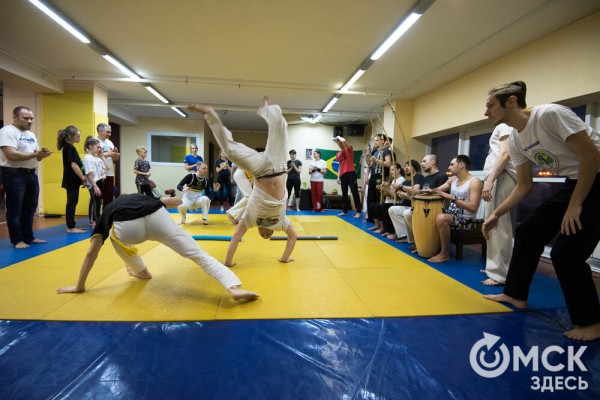 Красота капоэйры. В Омске спортсмены сразились в бесконтактном бою Красота капоэйры. В Омске спортсмены сразились в бесконтактном бою