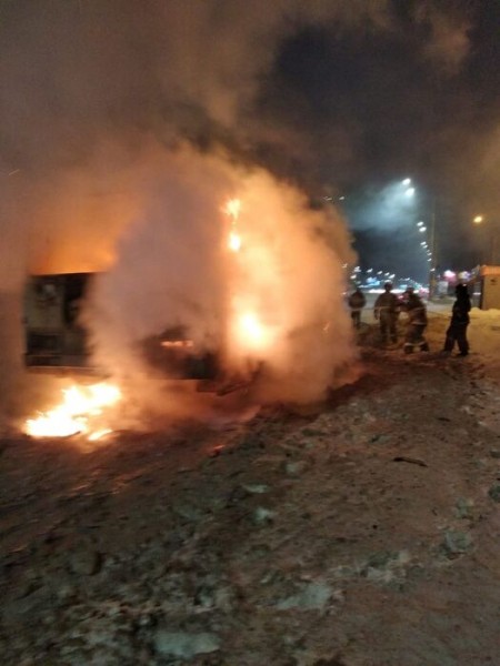 В Омске на дороге полностью сгорела "Газель" и вспыхнул пассажирский автобус