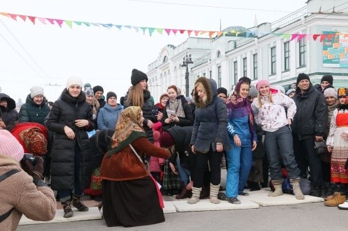 Приходи, весна-красна: как омичи провожали Масленицу на Любинском