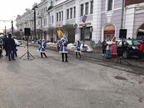 Приходи, весна-красна: как омичи провожали Масленицу на Любинском
