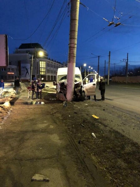 Пассажирская маршрутка в Омске врезалась в столб. Есть пострадавшие Пассажирская маршрутка в Омске врезалась в столб. Есть пострадавшие