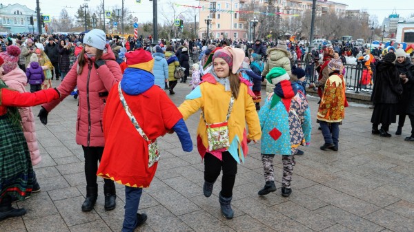 Танцы с медведями vs рейв-хоровод: две Масленицы в Омске 
