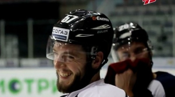 Хоккеист Гончаров начал тренироваться на льду после травмы Хоккеист Гончаров начал тренироваться на льду после травмы