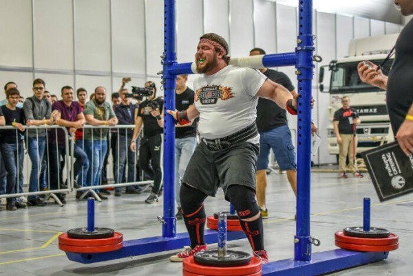 Два омских силача стали лучшими на турнире Шварценеггера