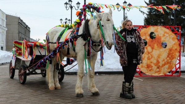 Танцы с медведями vs рейв-хоровод: две Масленицы в Омске 